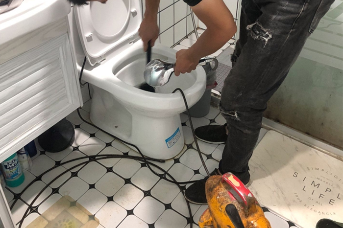 秦皇岛马桶堵塞自己疏通还是找师傅?专业上门服务让你省时更省心
